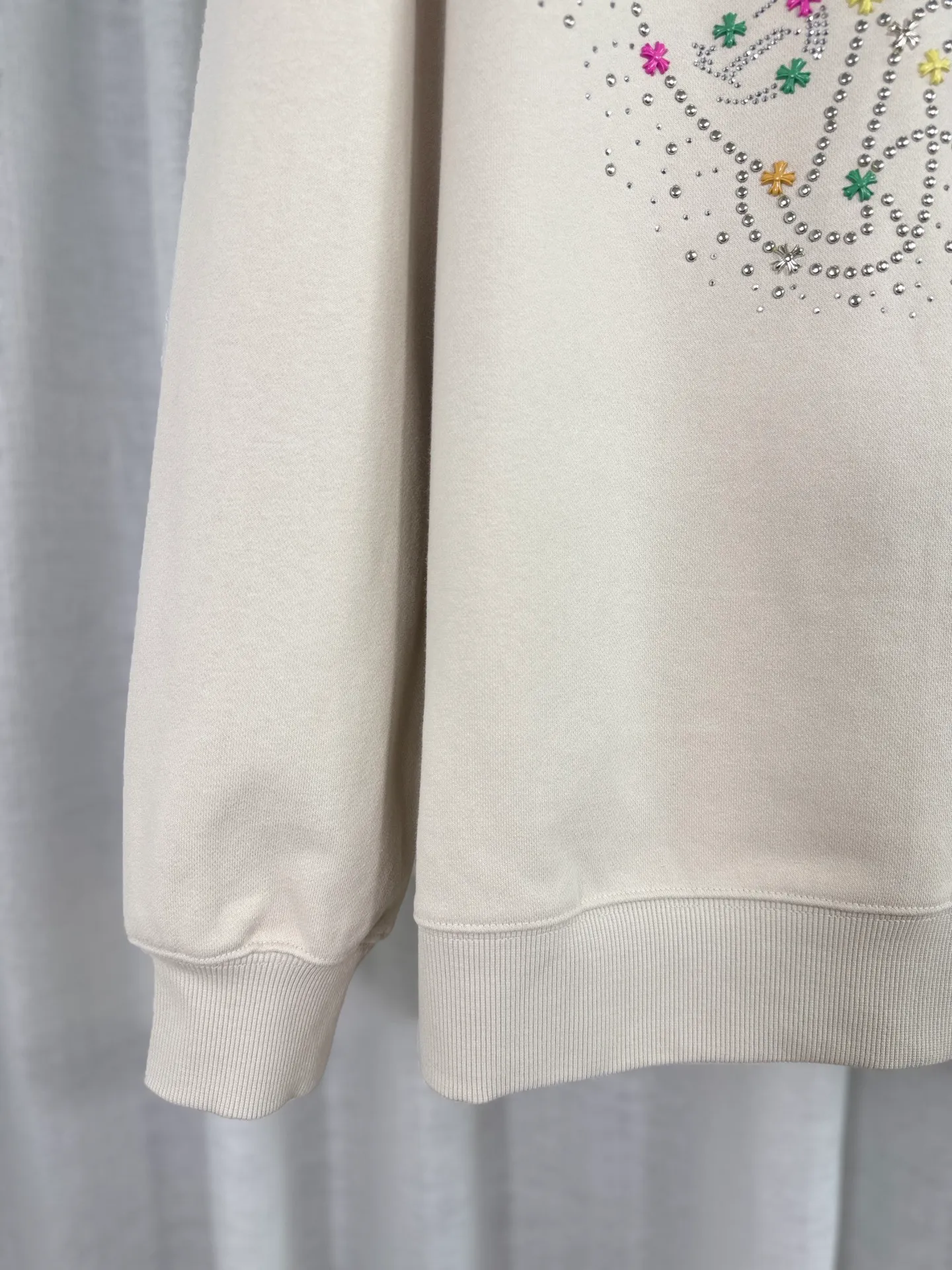 P350 top version, real shot without P, ​​different from market currency) 𝗖𝗵𝗿𝗼𝗺𝗲 𝗛𝗲𝗮𝗿𝘁𝘀/Cro Heart 2025 Washable Watercolor Diamond Paste Autumn and Winter New Original Single Counter American Laser Diamond 3D Three-dimensional Color Embroidery Couple Casual Cardigan Sweatshirt 👑The highest version! Customized fabric 480g tripe terry fabric! American acid-washed and distressed original fabric, laser-burned pattern ✟Colored diamond hardware stickers, exquisite embroidery of letters! The best-selling model in the counter, very comfortable to wear. Accessories: original molded and authenticated collar label➕100% silk wash label. Genuine purchase-grade original hangtag➕matching hanging rope➕3D hanging beads➕original packaging bag. Craftsmanship: The original version has consistent wiring! The highest version of the armhole matching technique! Color: Apricot Black Size: S M L XL Style Number: 25-322